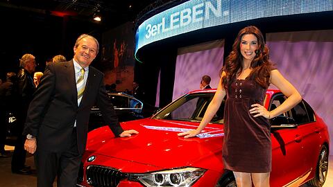 Gastgeber Michael Rahe und Abend-Moderatorin Alexandra Polzin mit dem brandneuen BMW 3er der 6. Generation.