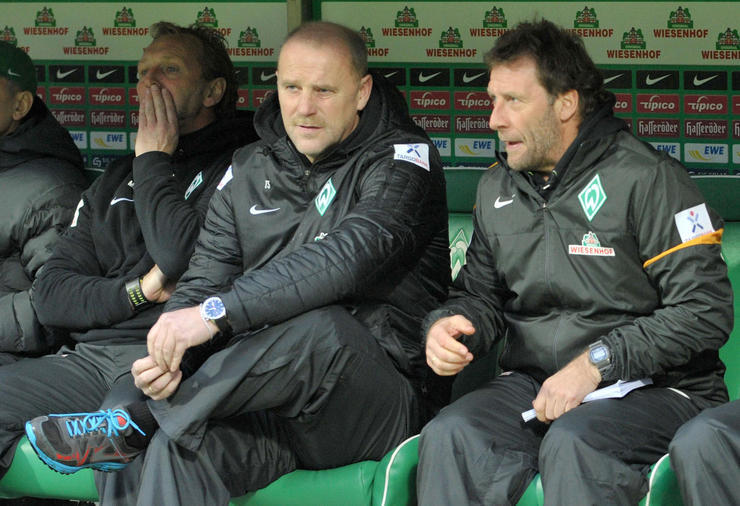 Aus drei mach zwei. Nach der Trennung von Chefcoach Thomas Schaaf (M.) werden bei Werder Bremen die bisherigen Co-Trainer Matthias Hönerbach (l.) und Wolfgang Rolff (r.) gegen Nürnberg an der Linie stehen.