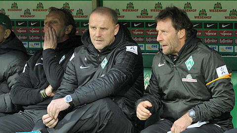 Aus drei mach zwei. Nach der Trennung von Chefcoach Thomas Schaaf (M.) werden bei Werder Bremen die bisherigen Co-Trainer Matthias Hönerbach (l.) und Wolfgang Rolff (r.) gegen Nürnberg an der Linie stehen.
