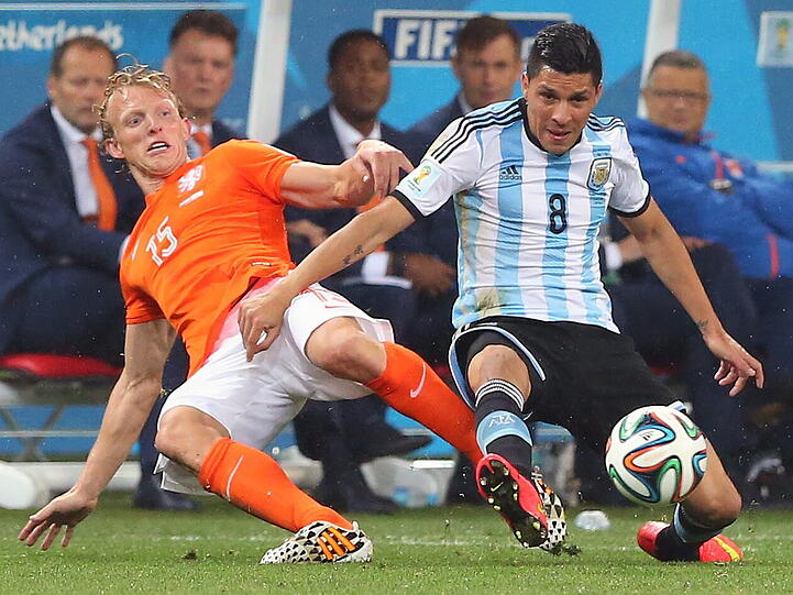 ...Enzo Perez auf der anderen Seite ist nur zweite Wahl. Er kommt für Angel di Maria &ndash; ersetzen kann er den Real-Profi, der wohl verletzt ausfällt, aber nicht. Dribbelstark, passsicher. Trotzdem: Sieg für den Bayern, Sieg für den Weltmüller. Stand: 6,5:1,5