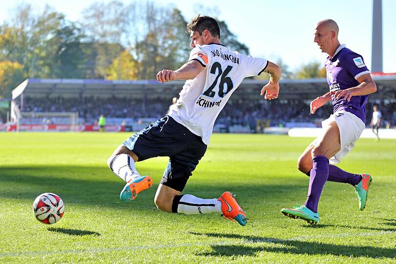 Christopher Schindler (l) und der Auer Filip Luksik kämpfen um den Ball. Aue gewinnt das Spiel mit 4:1.