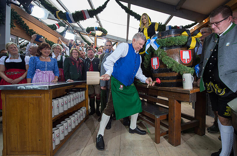 "Ozapft is!" - Oberbürgermeister Dieter Reiter eröffnete mit zwei satten Schlägen das 182. Oktoberfest.