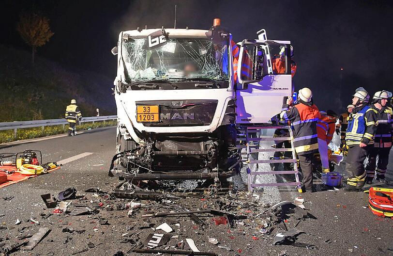 Bei dem Unfall wurden mehrere Fahrzeuge komplett zertört.