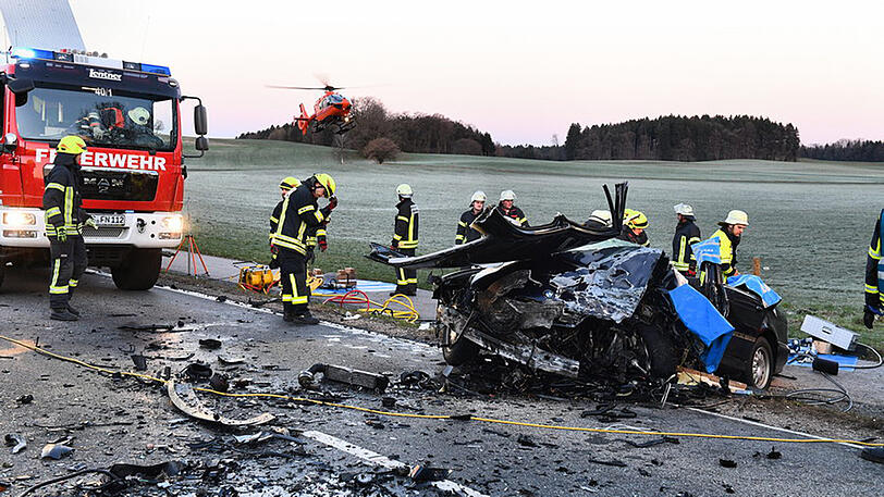 Schwerer Unfall bei Traunstein - zwei Personen schwer verletzt.