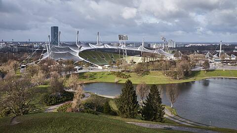 Historische, besonders &ndash; und seit 1972 weltbekannt: das Zeltdach des Olympiastadions.