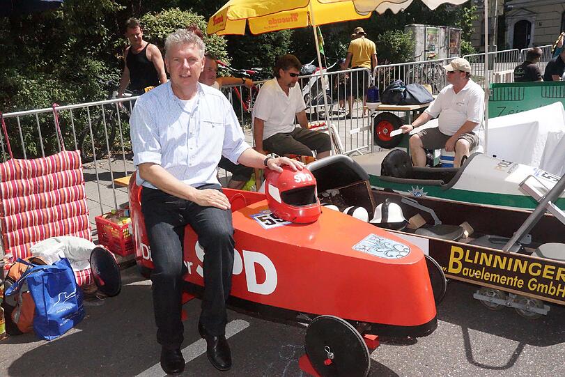 Der rote Flitzer kurz vor dem Start: SPD-OB-Kandidat Dieter Reiter kommt unfallfrei ins Ziel.