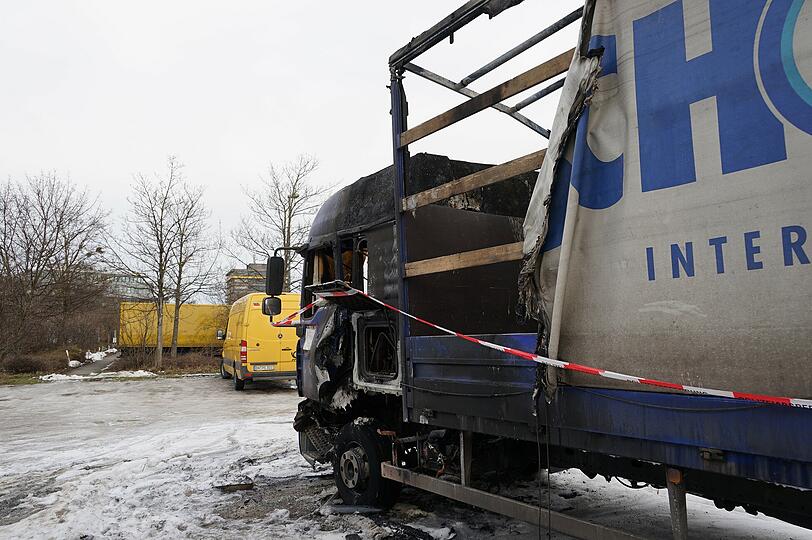 Am Sonntag brannte in der Nähe des Hirschgarten ein Lkw aus.