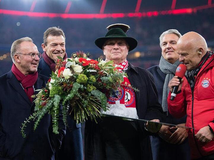 Uli Hoeneß, Aufsichtsratsmitglied und Ehrenpräsident vom FC Bayern (M), wird vor Spielbeginn geehrt. Foto: Matthias Balk/dpa