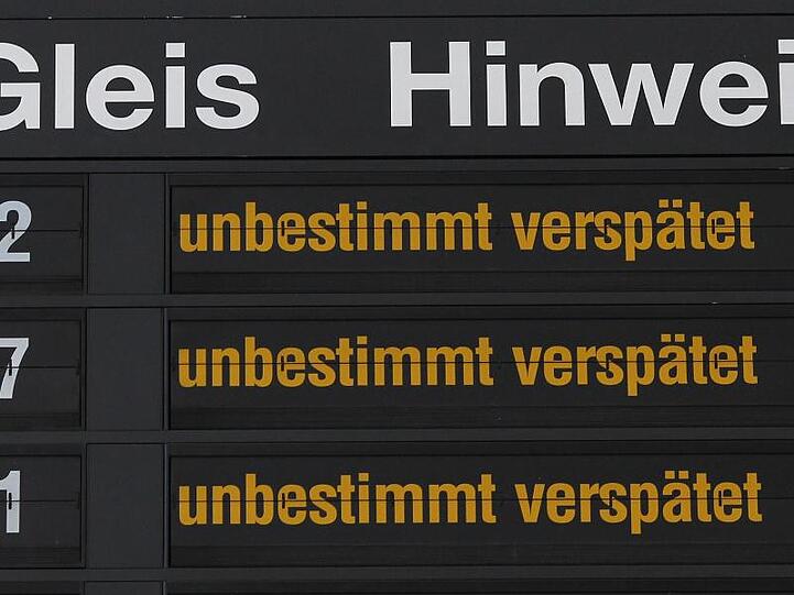 "Unbestimmt verspätet" wird auf einem Bahnhof angezeigt. Foto: Jens Wolf/Archiv