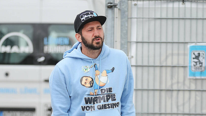 Sascha Mölders trägt selbstironisch einen Pullover mit der Aufschrift "Die Wampe von Giesing". (Archivbild)