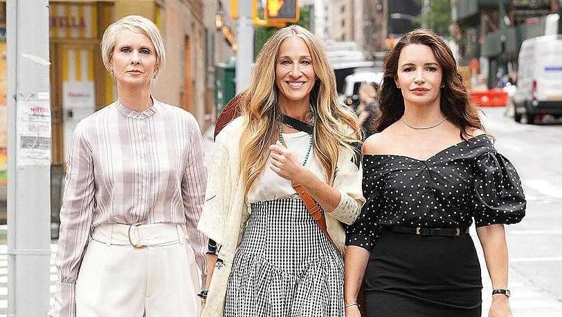Carrie (Sarah Jessica Parker M), Miranda (Cynthia Nixon, l) und Charlotte (Kristin Davis) in einer Szene des "Sex and the City"-Nachfolgers "And Just Like That...". Carrie (Sarah Jessica Parker M), Miranda (Cynthia Nixon, l) und Charlotte (Kristin Davis) in einer Szene des "Sex and the City"-Nachfolgers "And Just Like That...".