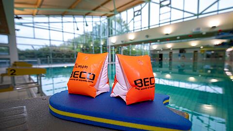 Die Nachfrage nach Schwimmkursen für Kinder bleibt groß. (Archivbild)