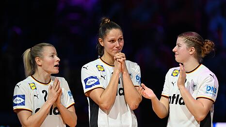 Antje D&ouml;ll, Xenia Smits und Nina Engel (l-r) freuen sich &uuml;ber WM-Silber.