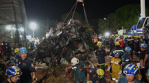 Die Bergungsarbeiten nach dem Zugungl&uuml;ck gestalteten sich als schwierig.
