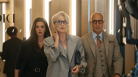 Anne Hathaway (l.), Meryl Streep und Stanley Tucci marschieren mit "Der Teufel tr&auml;gt Prada 2" an die Spitze der Kinocharts.