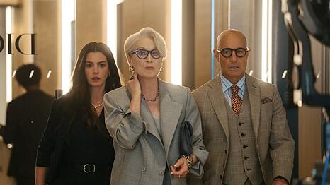 Anne Hathaway (l.), Meryl Streep und Stanley Tucci marschieren mit "Der Teufel tr&auml;gt Prada 2" an die Spitze der Kinocharts.