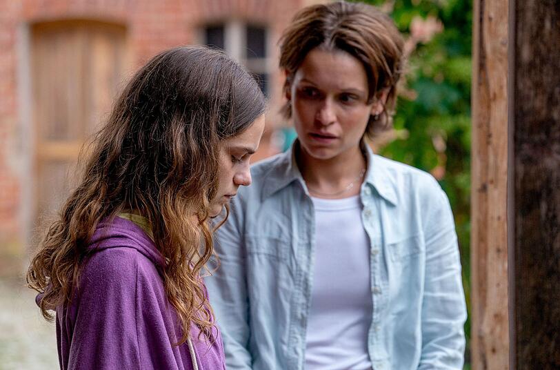 Annett Schuster (Kristin Suckow, rechts) befragt die einzige &Uuml;berlebende des Waldhaus-Massakers. Es ist die Tochter der ermordeten Familie, Rebecca Senn (Mariella Aumann).