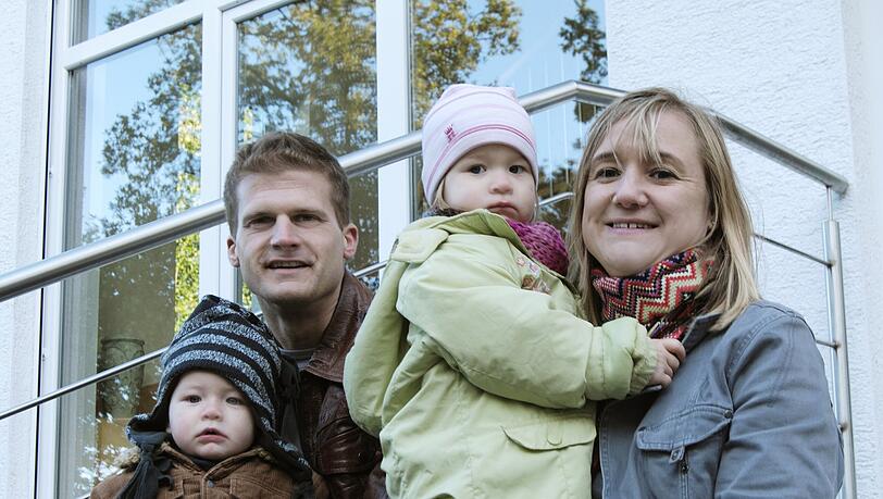 Viele Immobilieninteressierte unterschätzen die Höhe der finanziellen Belastungen beim Hauserwerb. Daher sollten die Nebenkosten frühzeitig einkalkuliert werden. Viele Immobilieninteressierte unterschätzen die Höhe der finanziellen Belastungen beim Hauserwerb. Daher sollten die Nebenkosten frühzeitig einkalkuliert werden.
