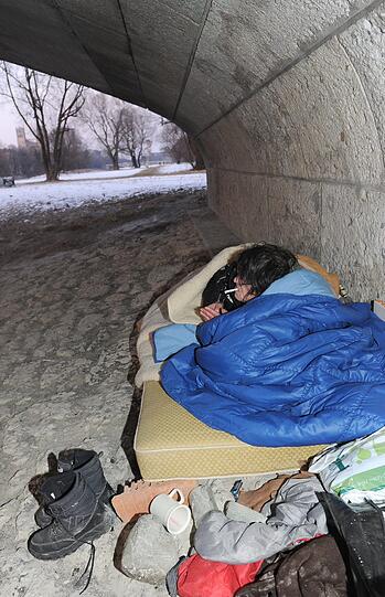 Bei Minusgraden an diesem Wochenende sind Obdachlose und Wohnungssuchende besonders betroffen vom kalten Winter.