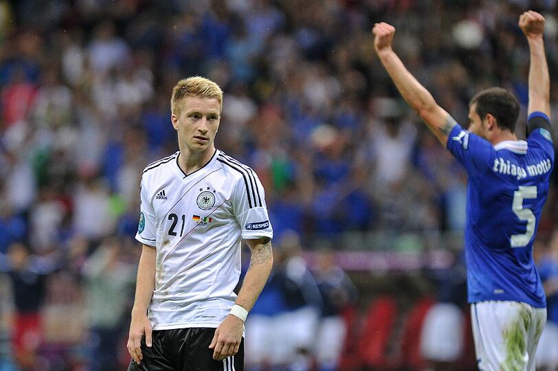 Die Enttäuschung ist Phillip Lahm ins Gesicht geschrieben, bei Thomas Müller fließen die Tränen, Mario Gomez ist entsetzt: Nach dem EM-Aus gegen Italien können's Jogis Jungs nicht fassen.