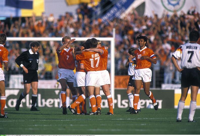 18. Juni 1992, EM-Vorrunde in Göteborg, DFB-Niederlande 1:3 (0:2)
Michels' Elftal demontiert die Mannschaft von Berti Vogts, der Völler und Matthäus fehlen, nach allen Regeln der Kunst. Die Deutschen kommen trotzdem ins Finale, wo sie sich gegen Außenseiter Dänemark blamieren.