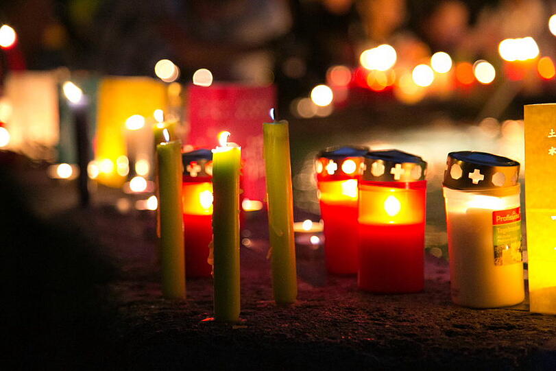 Stille Trauer und ein Zeichen gegen Gewalt: Die Bad Reichenhaller demonstrieren und zünden Kerzen an nach dem Mord in der WM-Nacht.