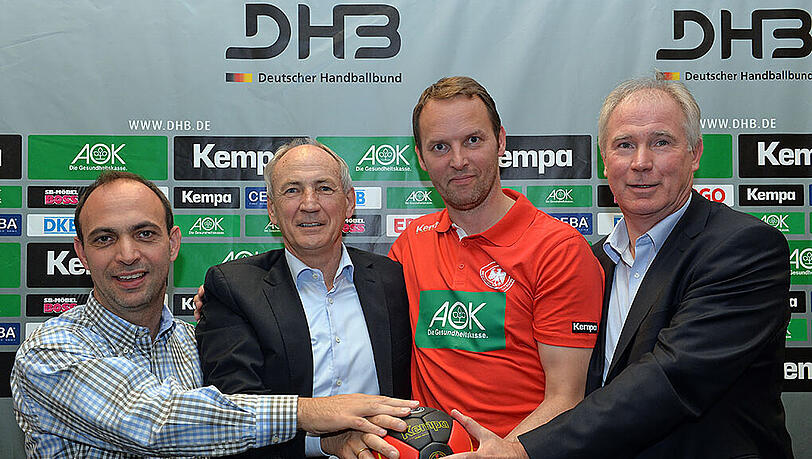 DHB-Vizepräsident Leistungssport Bob Hanning, DHB-Präsident Bernhard Bauer, der neue Handball-Bundestrainer Dagur Sigurdsson und HBL-Präsident Uwe Schwenker. Letzterer sieht ein gutes Abschneiden der DHB-Auswahl in Katar als "wegweisend" für den deutschen Handball. DHB-Vizepräsident Leistungssport Bob Hanning, DHB-Präsident Bernhard Bauer, der neue Handball-Bundestrainer Dagur Sigurdsson und HBL-Präsident Uwe Schwenker. Letzterer sieht ein gutes Abschneiden der DHB-Auswahl in Katar als "wegweisend" für den deutschen Handball.