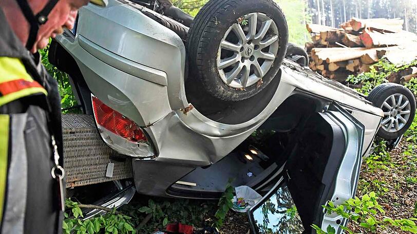 Bilder vom Unfall in Bruck, bei dem sich das Auto überschlug und der Fahrer starb.