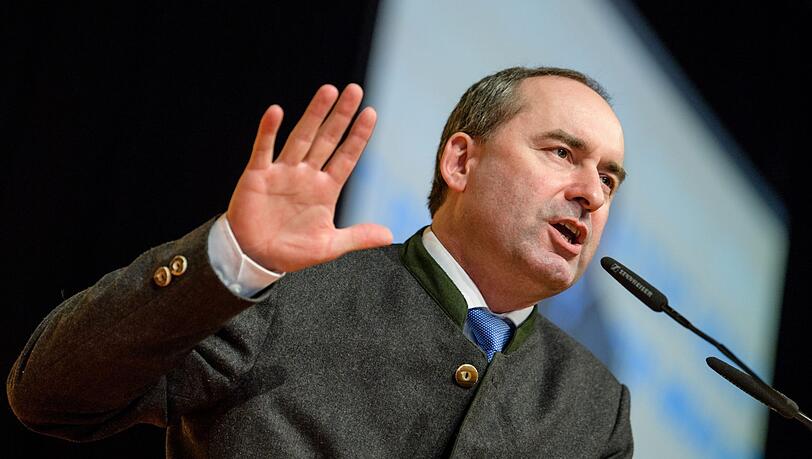 Will zwar mit der CSU in die Regierung, fordert aber kostenlose Kitas statt Familiengeld – und einen Verzicht auf die dritte Startbahn: Hubert Aiwanger. Will zwar mit der CSU in die Regierung, fordert aber kostenlose Kitas statt Familiengeld – und einen Verzicht auf die dritte Startbahn: Hubert Aiwanger.