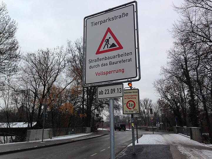 An der Tierparkstraße wurde am letzten November-Freitag noch auf die Sperrung hingewiesen, diese ist aber inzwischen aufgehoben.