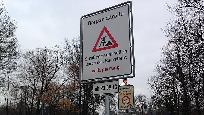 An der Tierparkstraße wurde am letzten November-Freitag noch auf die Sperrung hingewiesen, diese ist aber inzwischen aufgehoben. An der Tierparkstraße wurde am letzten November-Freitag noch auf die Sperrung hingewiesen, diese ist aber inzwischen aufgehoben.