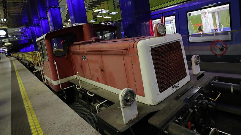 Die alte Lok der Baureihe KÖF III transportiert unter anderem alten und neuen Schotter.
