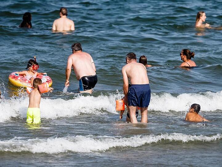 Urlauber baden in der Ostsee.