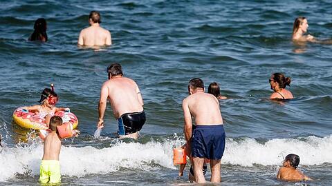 Urlauber baden in der Ostsee.