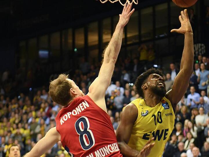 Oldenburgs Frantz Massenat (r) wirft gegen Münchens Petteri Koponen einen Korb. Foto: Carmen Jaspersen