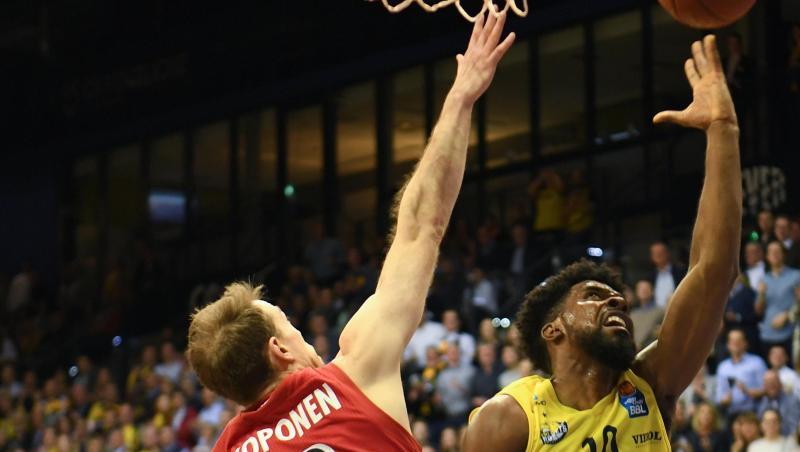 Oldenburgs Frantz Massenat (r) wirft gegen Münchens Petteri Koponen einen Korb. Foto: Carmen Jaspersen Oldenburgs Frantz Massenat (r) wirft gegen Münchens Petteri Koponen einen Korb. Foto: Carmen Jaspersen