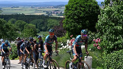 Emanuel Buchmann (r) vom Team Bora Hansgrohe führt vor seinem Teamkollegen Jonas Koch.