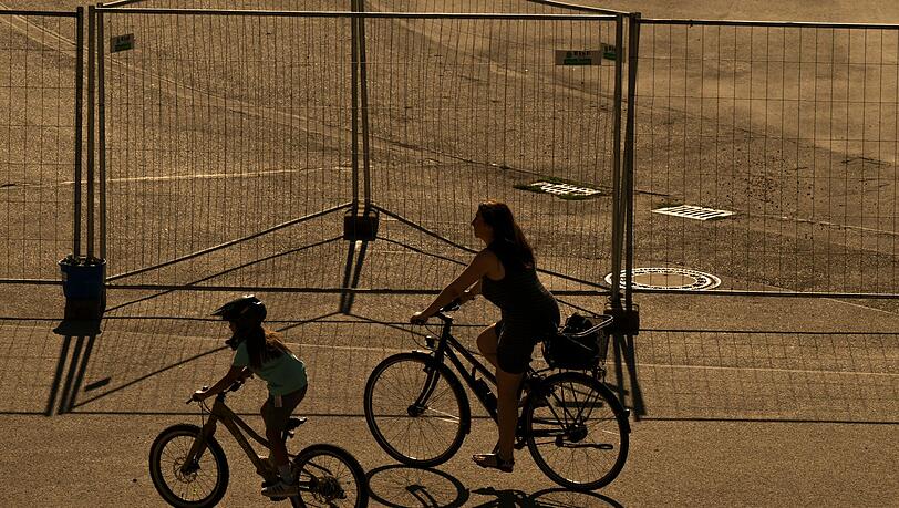 Etliche Menschen nutzen das hei&szlig;e Sommerwetter f&uuml;r Ausfl&uuml;ge ins Freie.