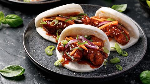 Diese Bao Buns &uuml;berzeugen mit der W&uuml;rze des H&auml;hnchens und frischen Toppings.