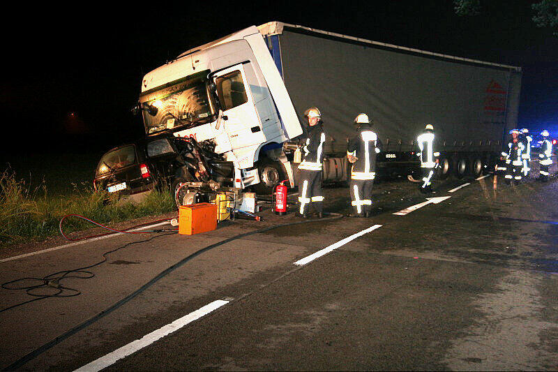 Schrecklicher Unfall bei Rott am Inn: Ein Pkw-Fahrer prallte aus noch ungeklärter Ursache frontal gegen einen Lkw. Der Pkw-Fahrer wurde bei dem Aufprall sofort getötet und  im Fahrzeug eingeklemmt. Fünf Stunden versuchten Hilfskräfte der Feuerwehr, das Opfer zu bergen. Die Bilder.