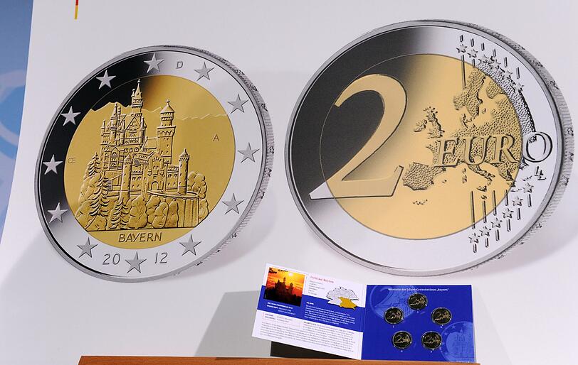 Die Bundesregierung bringt Schloss Neuschwanstein dreißig Millionen Mal unters Volk &ndash; als Motiv auf der
Rückseite der neuen Zwei-Euro-Gedenkmünze.