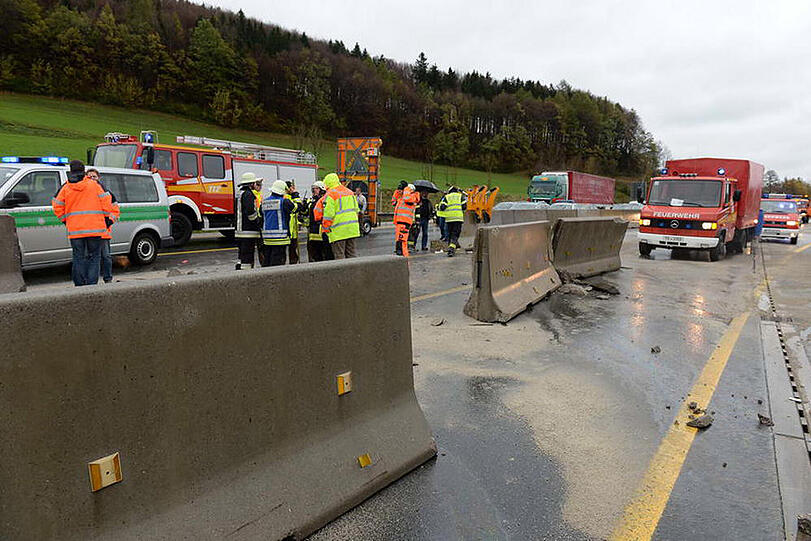Die A8 in Richtung Salzburg ist auf Höhe Bergen vollständig gesperrt gewesen: Ein Lkw war gegen eine Leitplanke gerast. Außerdem ist Diesel und Benzin ausgelaufen. Die Bilder.