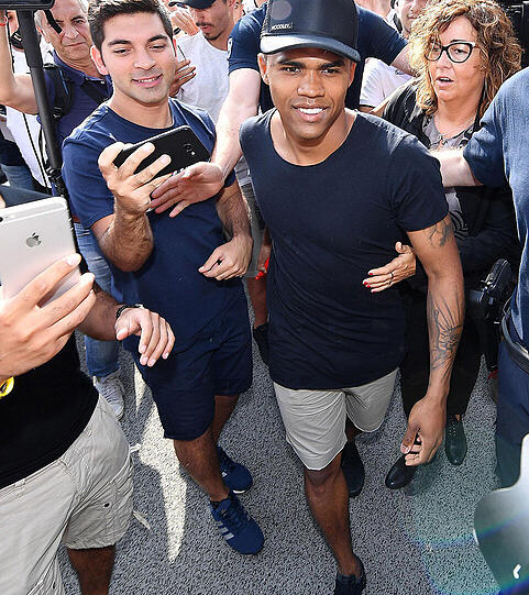 Douglas Costa wurde in Turin begeistert empfangen.