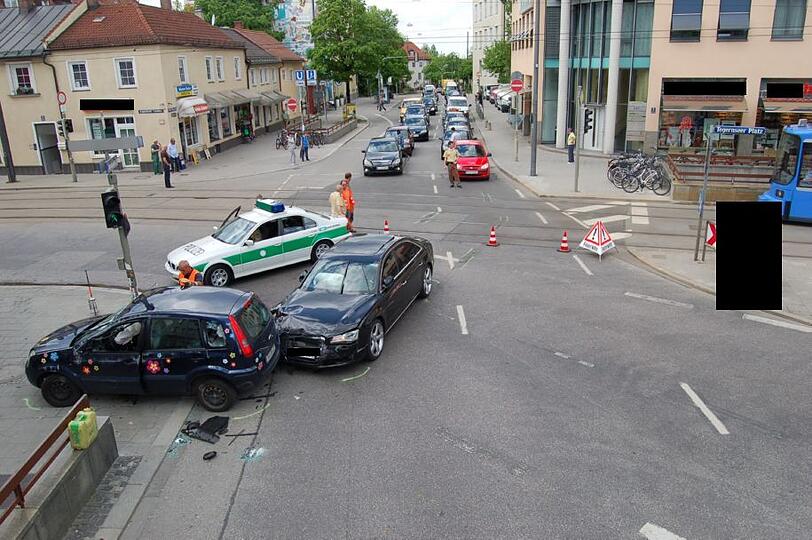 Crash in Obergiesing: An den Fahrzeugen entstand jeweils Totalschaden. Der Schaden
beläuft sich auf ca. 25.000 Euro.