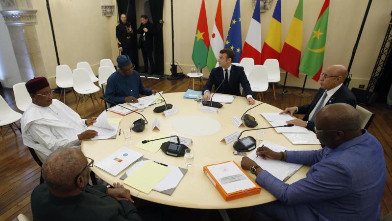Emmanuel Macron und fünf seiner Amtskollegen aus der Sahelregion sprechen über Möglichkeiten im gemeinsamen Kampf gegen islamistische Terrorgruppen. Emmanuel Macron und fünf seiner Amtskollegen aus der Sahelregion sprechen über Möglichkeiten im gemeinsamen Kampf gegen islamistische Terrorgruppen.