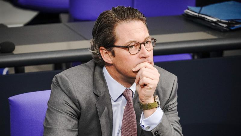 Laut einer Auswertung der Deutschen Umwelthilfe ist der Dienstwagen von Verkehrsminister Scheuer der mit dem höchsten "realen" CO2-Ausstoß. Laut einer Auswertung der Deutschen Umwelthilfe ist der Dienstwagen von Verkehrsminister Scheuer der mit dem höchsten "realen" CO2-Ausstoß.