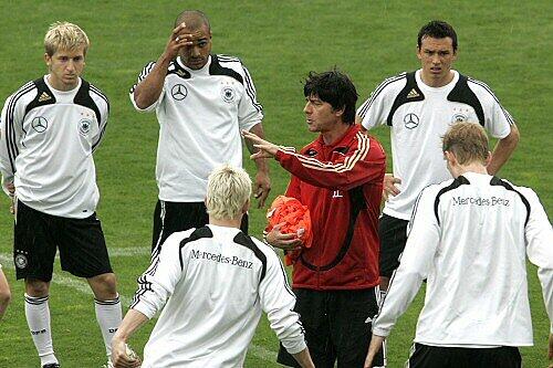Bundestrainer Joachim Löw (M.) hat sich noch nicht entschieden, wer mit zur EM fährt.