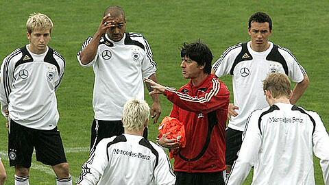 Bundestrainer Joachim Löw (M.) hat sich noch nicht entschieden, wer mit zur EM fährt.