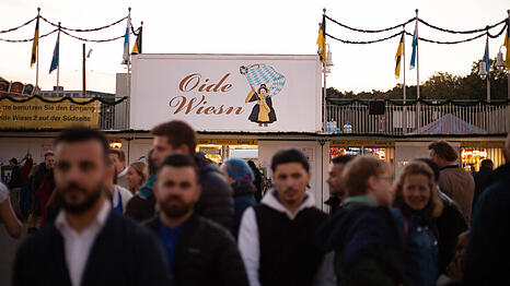 Die traditionelle Oide Wiesn ist vom Oktoberfest inzwischen nicht mehr wegzudenken. Dort gibt es viele Fahrgesch&auml;fte mit Geschichte &ndash; eine erfahren Sie hier.