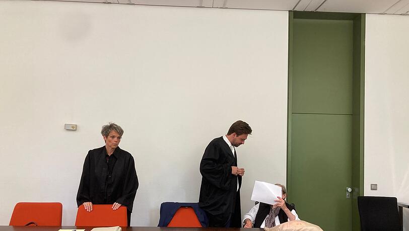 Eine 90-Jährige soll gemäß Urteil des Landgerichts München I wegen Totschlags an ihrer Freundin jahrelang hinter Gitter.